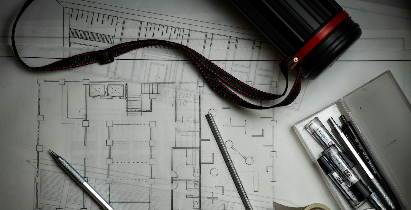 Planimetria architettonica su carta con matita tecnica, righello e portadisegni